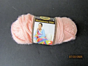LION BRAND HOMETOWN USA SUPER SPERRIG 5oz 81 YD ACRYLGARN, 101 PROVIDECE PINK - Bild 1 von 3