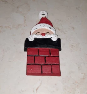 Adorno de árbol de Navidad de cerámica pintado a mano de colección años 70 Santa en la chimenea - Imagen 1 de 4