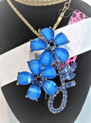 BETSEY JOHNSON BROCHE COLGANTE FLORES AZULES Y CRISTAL AZUL HOJA TALLO CADENA DORADA Foto 1 de 4
