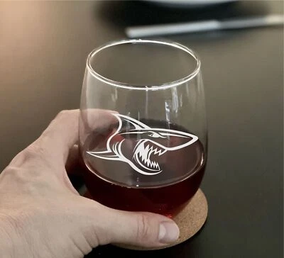 Cara de tiburón grabada en copas de vino sin tallo, Ocean Explorer, buzos, agresivo Foto 1 de 3