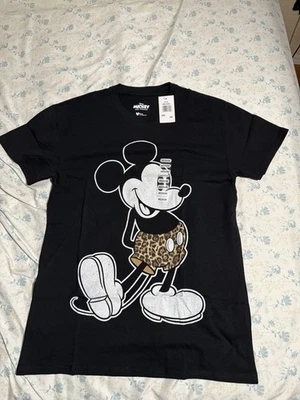 Camiseta Disney Mickey Mouse Clásica Pose Estampado Leopardo Foto 1 de 3