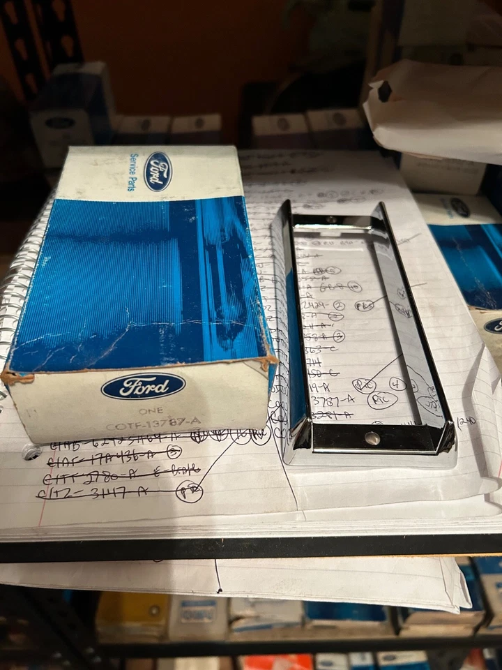 ОБОДОК КУПОЛЬНОГО ФОНАРЯ FORD C0TF-13787-A 1958-60 THUNDERBIRD 59-60 TRUCK FAIRLANE НОВЫЙ ИЗ СТАРЫХ ЗАПАСОВ - Изображение 1 из 4