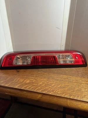 Tercera luz de freno trasera de montaje alto Chevrolet Silverado/GMC Sierra 2014-2025 OEM Foto 1 de 4