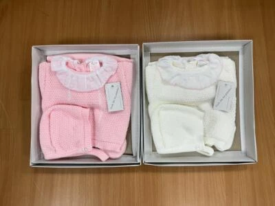 NEUGEBORENES BABY MÄDCHEN/JUNGEN SPANISCHES STRICKOUTFIT MIT SCHLEIFE GESCHENKBOX SET 0-3 MONATE