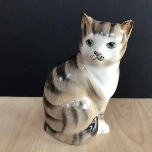 Estatuilla sentada de gato atigrado cerámica ojos verdes 11 cm de Just Cats & Friends - Imagen 1 de 10