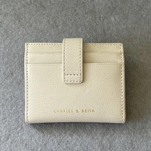 Cartera con tarjetero Charles & Keith Bliss botón a presión imitación cuero XXS beige - Imagen 1 de 20