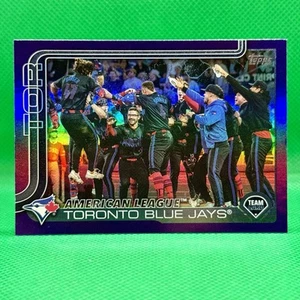 TORONTO BLUE JAYS 2025 TOPPS SERIES 2 BASEBALL 570 PURPLE RAINBOW FOIL /250 TEAM - Bild 1 von 3