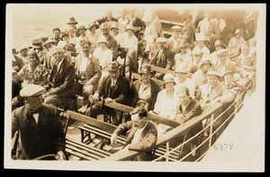 Tarjeta postal Group Day Trippers on Boat Deck Great Yarmouth 1926 Jacksons Faces - Imagen 1 de 2