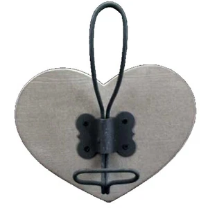Elegante perchero diseño corazón de madera con dos ganchos metálicos gris - Imagen 1 de 1
