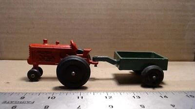 Antiguo tractor de hierro fundido a presión rojo y vagón de juguete verde de 6,5" de largo Foto 1 de 4