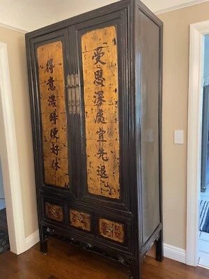 Armario asiático de doble puerta envejecido de mediados de siglo con 3 cajones debajo y 2 interiores Foto 1 de 3