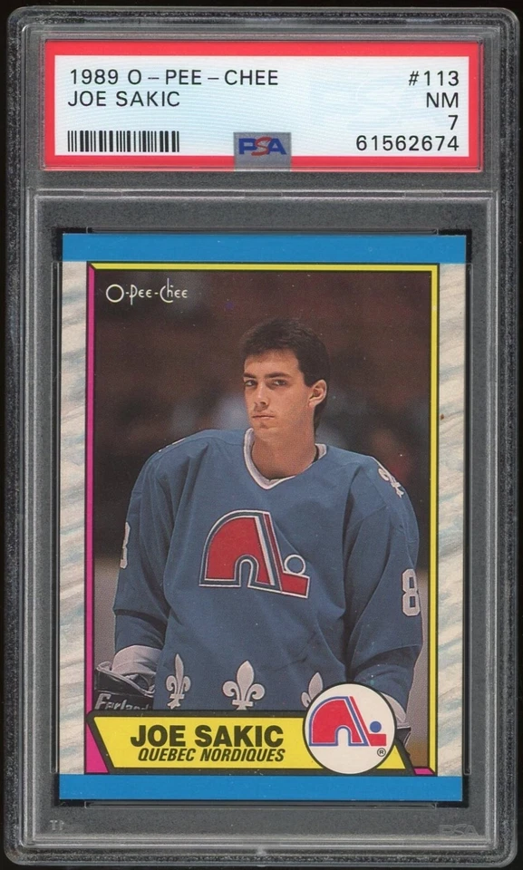 Joe Sakic 1989-90 O-Pee-Chee карточка дебютанта OPC #113 Quebec Nordiques PSA 7 - Изображение 1 из 1