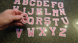 Letras rosadas hierro o costura en parche 2 en alto borde blanco alfabeto A B C D E F G  - Imagen 1 de 30