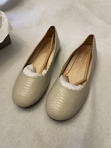 Vionic Julieta DAMEN-FLATS, CREMEFARBEN, 6,5, FUSSGEWÖLBESTÜTZE, NEU IM KARTON (siehe Beschreibung) - Bild 1 von 5
