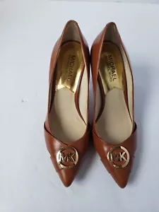 Michael Kors Caroline Leather Charm Logo Point Toe Brown Heel Pumps Size 6 NIB - Picture 1 of 14