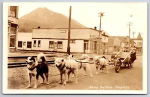 Skagway Alaska ~ City Bakery Kaffeehaus ~ Husky Dog Team ~ Jungen & Mädchen Pelzmäntel ~ RPPC - Bild 1 von 2