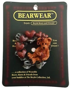 Boyds Bears and Friends Bearwear Pin "Simone in Heart Wreath" New - Picture 1 of 1