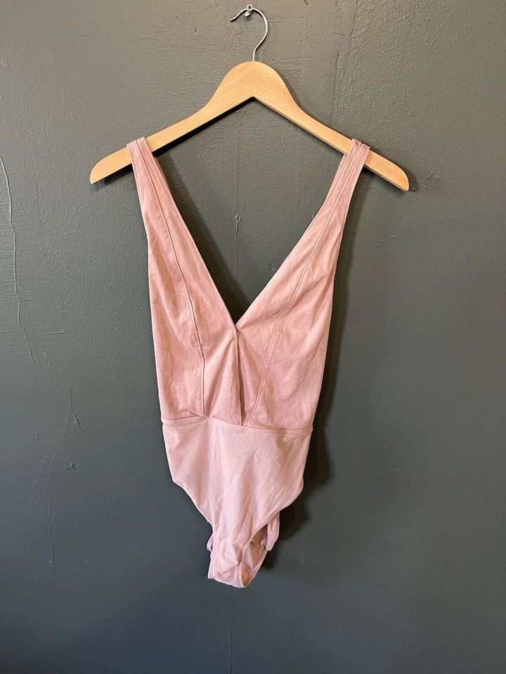 Camiseta sin mangas Out From Under Urban Outfitters M rosa rubor imitación gamuza malla body Foto 1 de 3