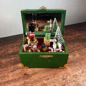 Vintage Enesco Spielzeugtruhe Weihnachtsspieluhr ~ We Wish You A Merry Christmas - Bild 1 von 11