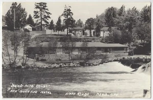 1950 Bend, Oregon - FOTO REAL Roadside Auto Court - Postal de colección - Imagen 1 de 2