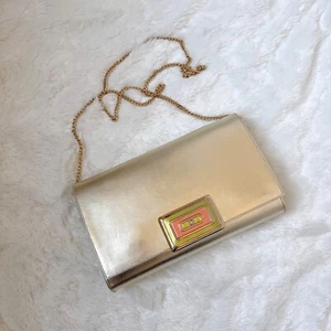NUEVO $495 Loriblu Italia Cuero Dorado Clásico Noche Bolso sin asas Bolso de hombro Mediano  - Imagen 1 de 15