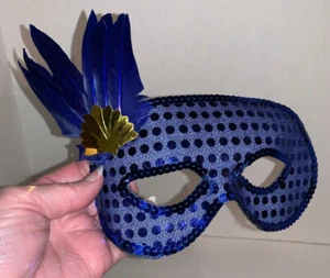 Máscara con plumas azules y lentejuelas Medidas: 8" de ancho; 4 1/4" desde la parte superior de la máscara - Imagen 1 de 4