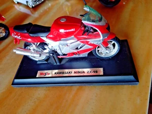 Kawasaki Ninja ZX-9R Red Silver - 1:18 SCALE MODEL 1995 MAISTO - Picture 1 of 3