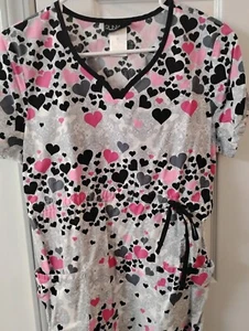 Runaway by Cherokee 2 Pocket Multicolor Heart Scrub Top Size M - Picture 1 of 1