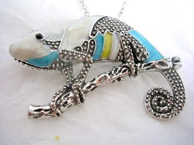PIN Y COLGANTE LAGARTO CAMAELEÓN CON ESMALTE AZUL Y BLANCO EN ACERO INOXIDABLE Foto 1 de 4