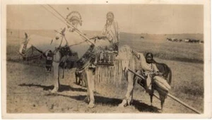 Cartolina fotografica reale primi '900 pianura indiani su cavalli travois retro diviso - Foto 1 di 2