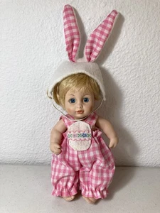 Playtown - 1994 Vintage 6" blonde Porzellanpuppe in rosa & weiß Osteroutfit *LESEN - Bild 1 von 10