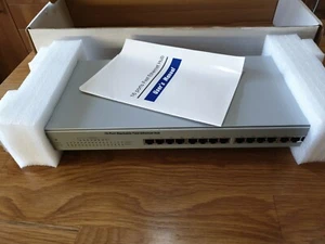 Highlight 16-port Stackable fast Ethernet hub - Picture 1 of 3