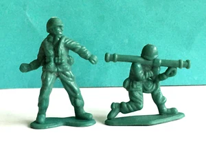 2 x UNKNOWN MAKE. WWII AMERICAN INFANTRY SOLDIERS. 50mm SCALE. PLASTIC - Picture 1 of 2