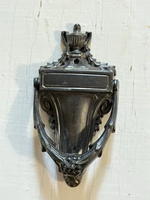 Aldaba de puerta de latón pequeña vintage de metal de 4" x 2" gris bronce ~ falta un tornillo Foto 1 de 4