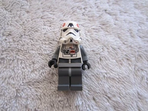 Lego Star Wars Minifigure  Imperial AT-AT Driver 4483 sw0102 Yellow Head - Picture 1 of 3
