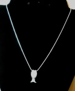 Neu ohne Etikett ~ Fisch Anhänger an einer Sterlingsilber verstellbare Länge Schlangenkette Halskette  - Bild 1 von 2