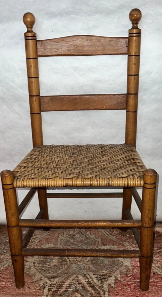 Antigua silla infantil Early American F. A. Sinclair con respaldo de escalera con asiento tejido Foto 1 de 4