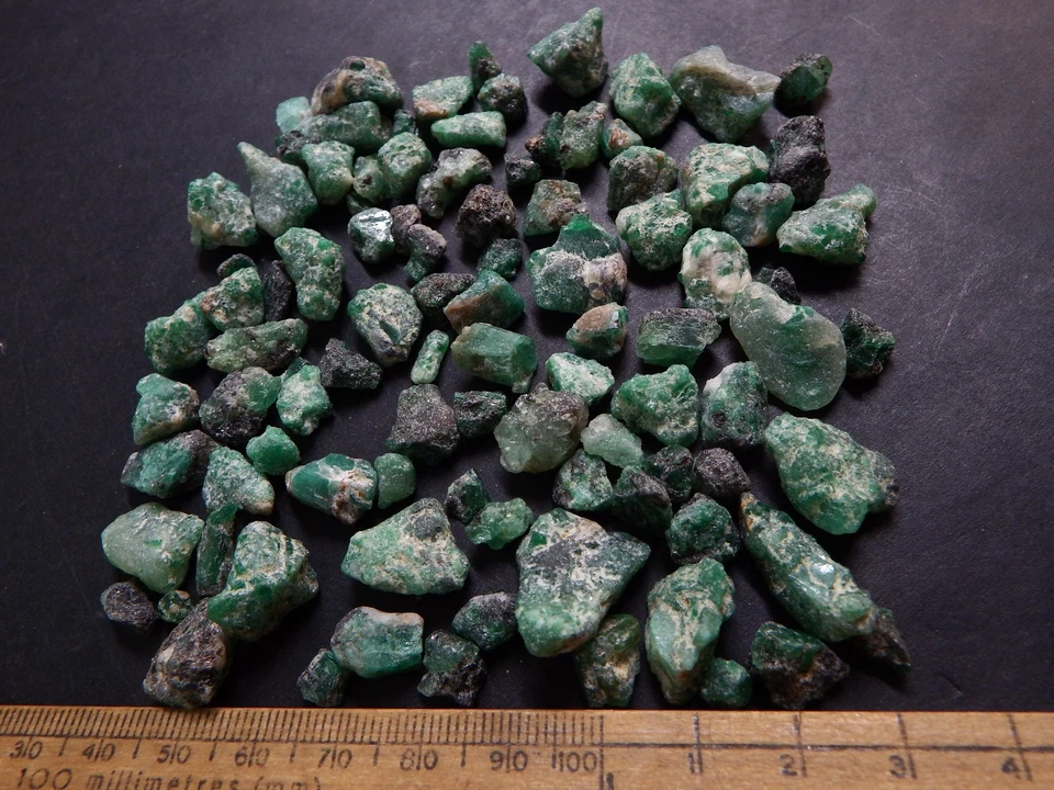 Lote de pedras preciosas ásperas esmeraldas gemas verde escuro qualidade superior 409,35 ct - Imagem 1 de 4
