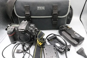 Nikon D300  DSLR 12,3 MP Spiegelreflex Kamera Body  APSC Shutter Count 23180 - Bild 1 von 24