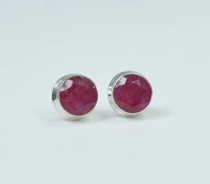 925 Solid Sterling Silver Faceted Simulated Ruby Stud Earring F894 - Picture 1 of 4