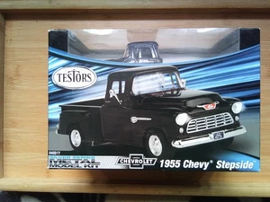 Testors Modellbausatz im Maßstab 1:24 1955 Chevy Stepside in schwarz - Bild 1 von 6