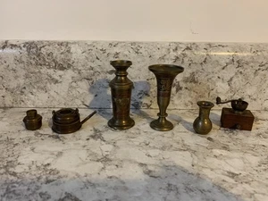 Lote de jarrones y molinillo vintage de latón en miniatura grabados a mano de 3" India - Imagen 1 de 7