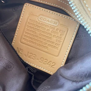 Vecchia borsa Coach una tracolla Ergo colore cammello marrone pelle usata buona dal Giappone - Foto 1 di 15