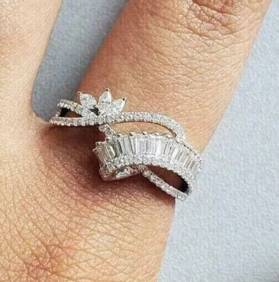 Anillo redondo baguette creado en laboratorio banda de diamantes para mujer enchapado en oro blanco de 14K Foto 1 de 4