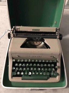 1953 VINTAGE ROYAL QUIET DELUXE PORTABLE TYPEWRITER GREY W/GREEN KEYS HARD CASE - Picture 1 of 7