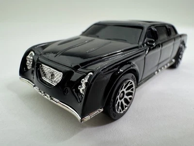 Matchbox by Mattel Black Limousine Convertible with Sunroof 2001 - Image 1 of 4
