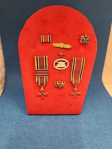 (1098) Bundesverdienstkreuze Miniatur  und Verdienstorden auf rotem Filz Ständer - Bild 1 von 20