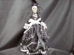 Spooky Figura Scheletro Halloween da Tavolo 14" con Abito Nero e Piume di Tulle - Foto 1 di 7