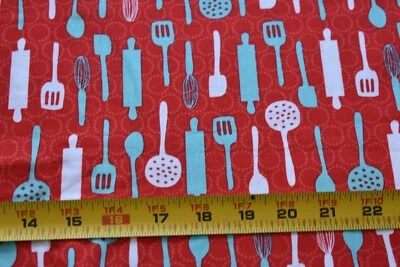 25" de largo, utensilios de cocina sobre edredón rojo de algodón, Kaufman/Table Talk/Wisbrun, N4432 Foto 1 de 4