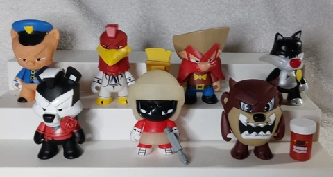 Kidrobot Looney Tunes 7 Figure LOT Mystery Box Cover
